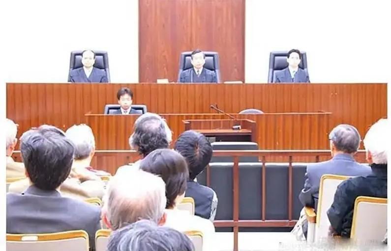 2003年6月20日下午三点,日本福冈市博多湾码头依然繁忙,一艘艘货船不