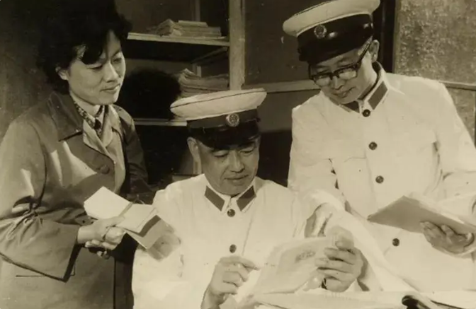 他凭着三寸不烂之舌,终于从军分区争取到了三门迫击炮.