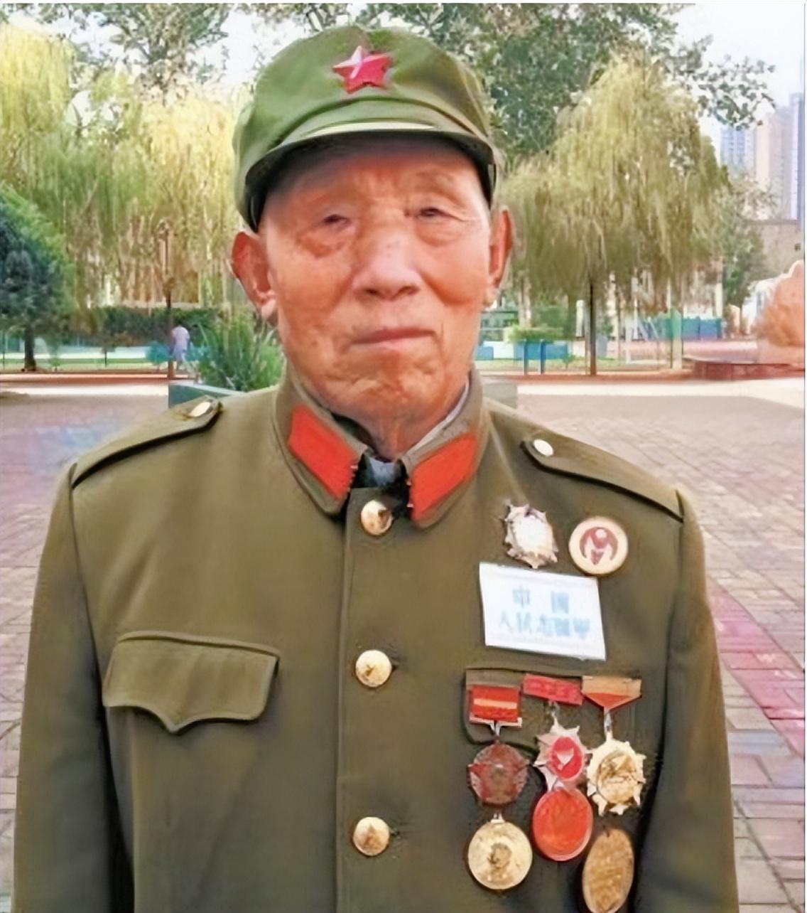 1953年河南清洁工被人嘲笑身份曝光后军区震动他竟是我国特等功臣