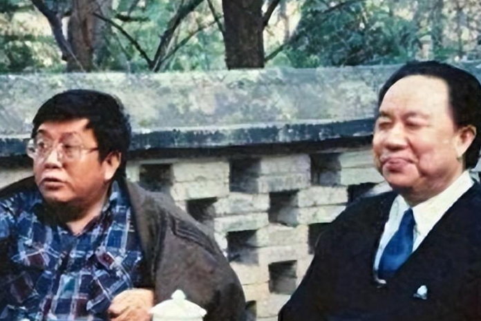 牟其中是一个充满传奇色彩的人物,他凭借智慧和胆识三度入狱,每次都能