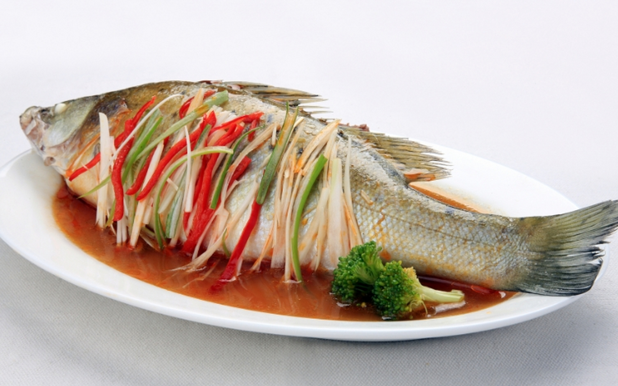 武汉必吃的十大名菜  1,清蒸武昌鱼:鱼肉鲜嫩,汤汁清香,武汉美食佳肴.