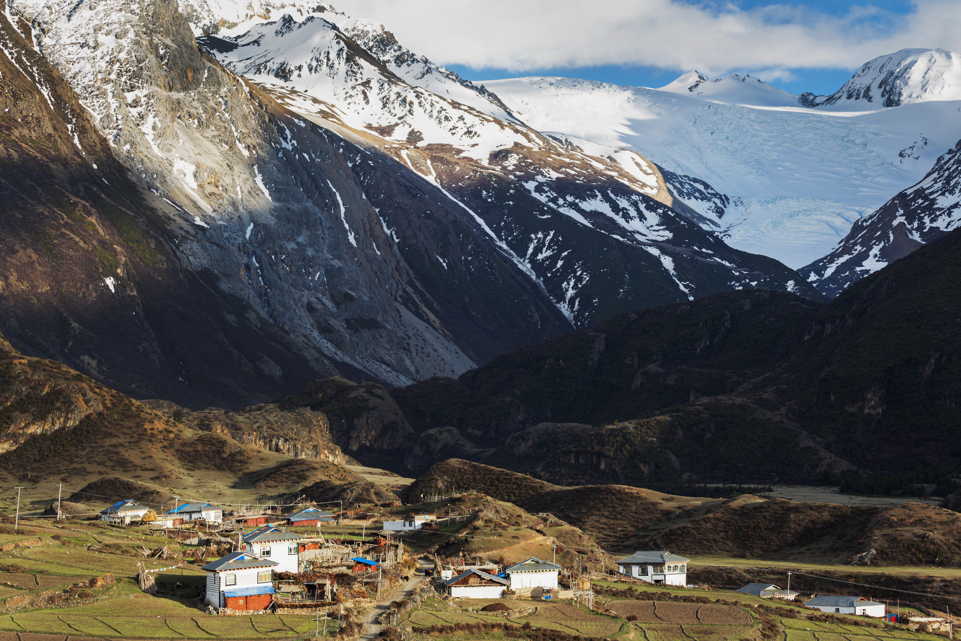 沿318国道翻越海拔4468米的安久拉山进入西藏昌都八宿县境内后,向左顺
