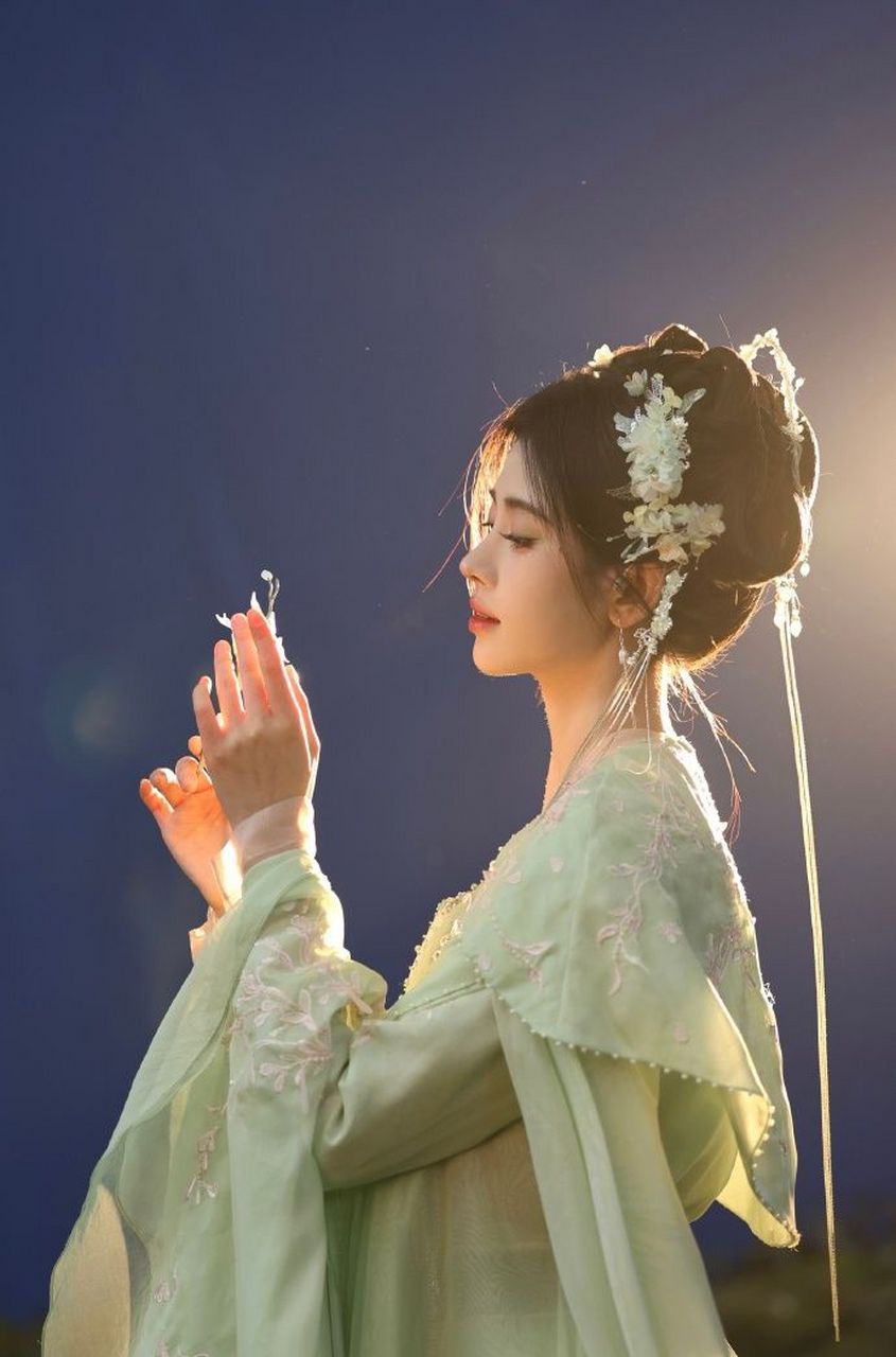 鞠婧祎新剧杀青,身穿绿裙荡秋千 工作室晒出鞠婧祎身穿绿色裙子荡秋千