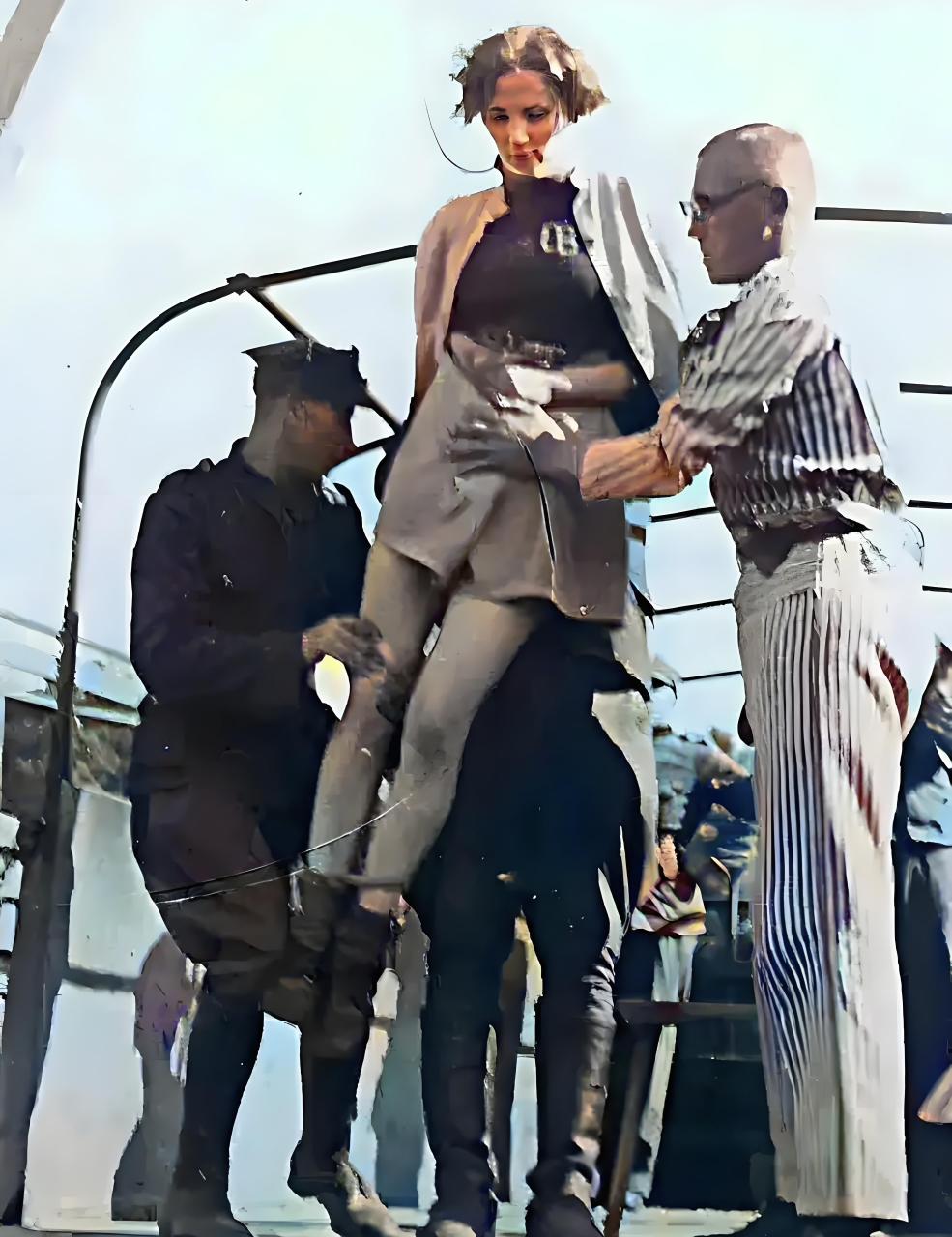 1945年,两名纳粹集中营看守跪在地上,他们昔日傲慢的姿态荡然无存