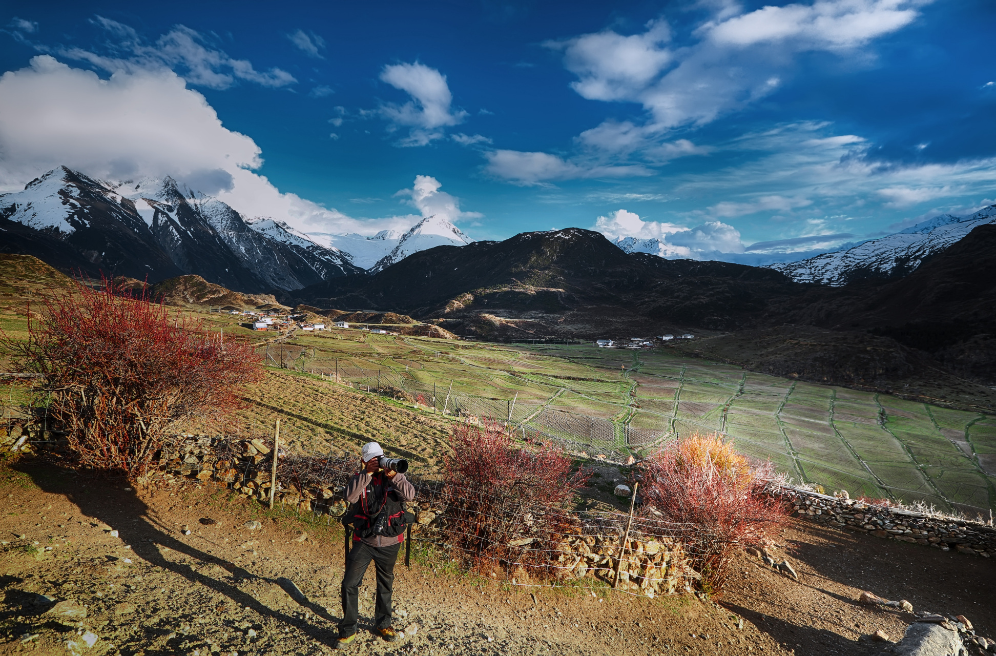 沿318国道翻越海拔4468米的安久拉山进入西藏昌都八宿县境内后,向左顺