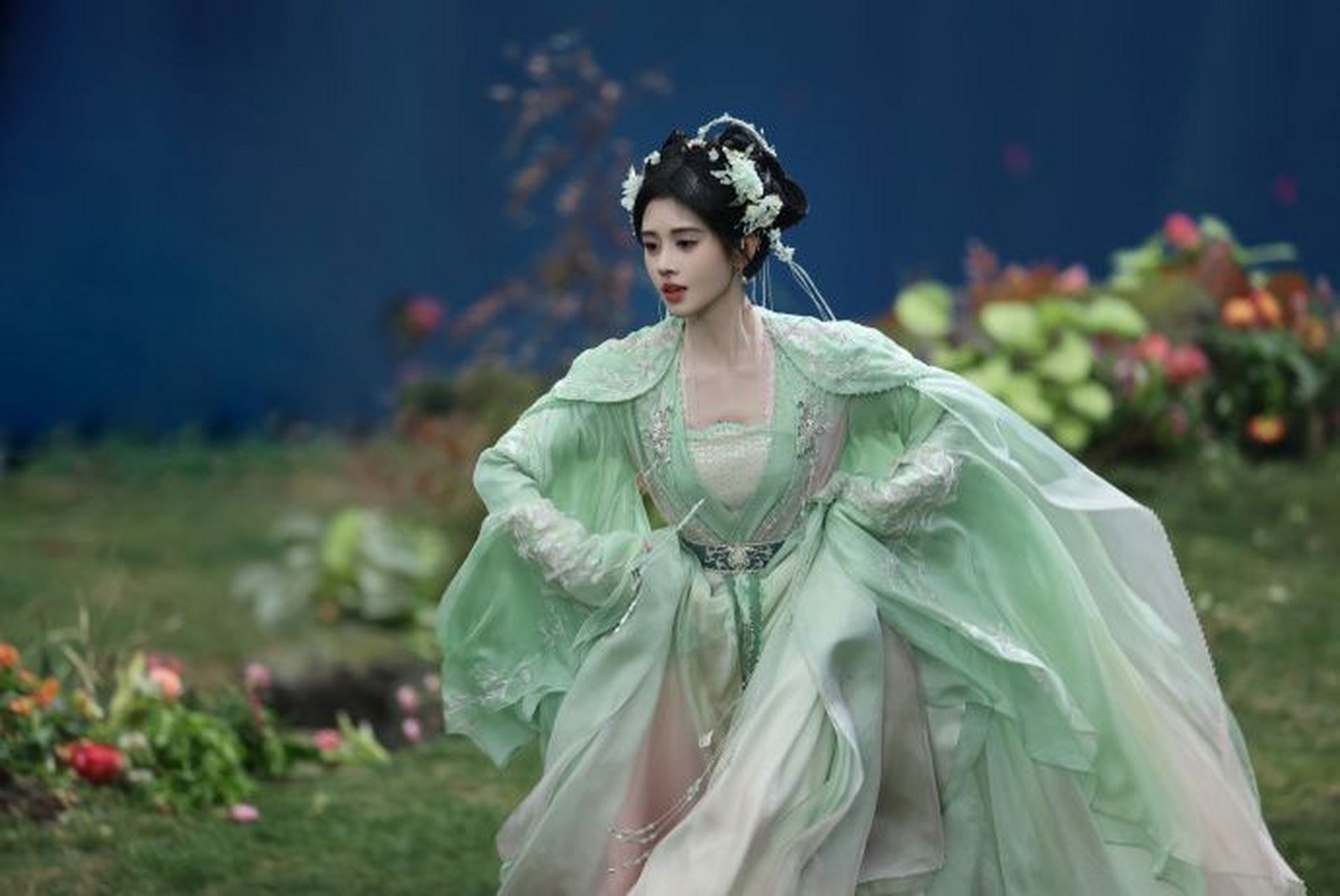 鞠婧祎新剧杀青,身穿绿裙荡秋千 工作室晒出鞠婧祎身穿绿色裙子荡秋千