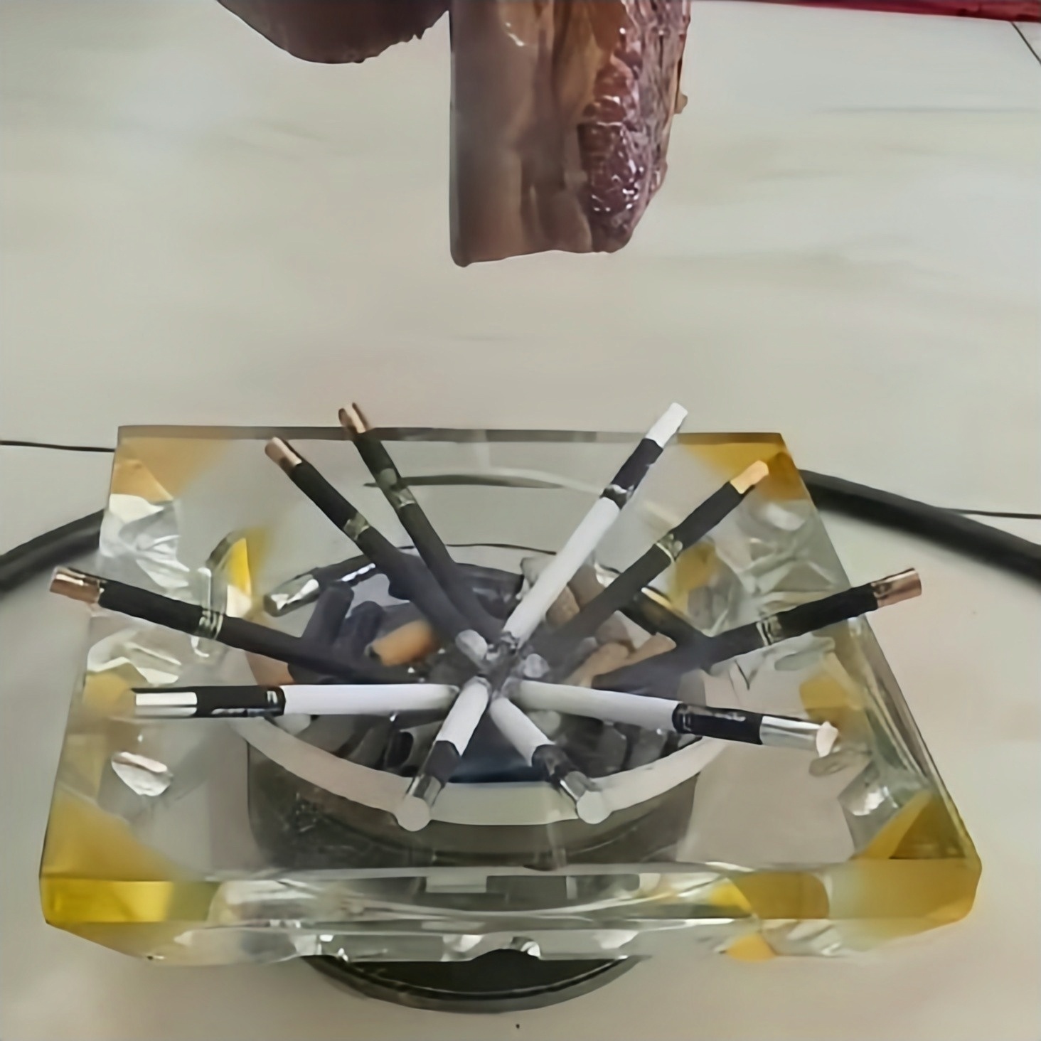 繁杂的过程,耗时又费力,把以前的工艺稍加改良,使用高级香烟来制造,不