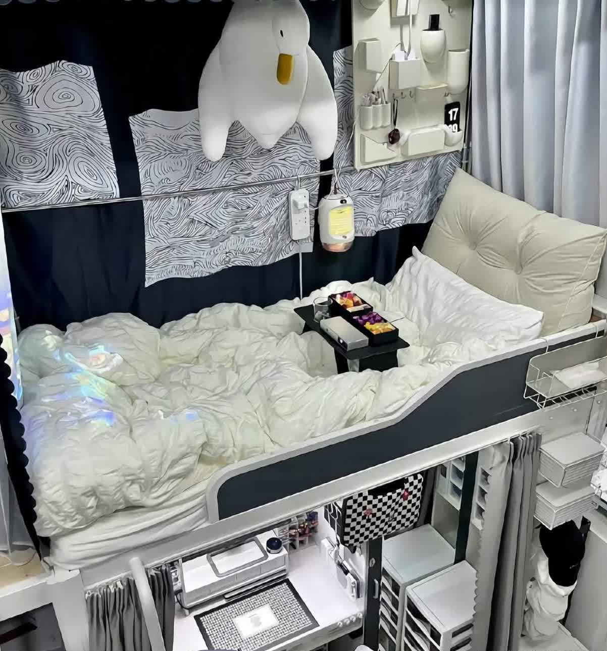 你觉得这里像是学生宿舍吗?就像霍格沃茨魔法学校的宿舍一样?