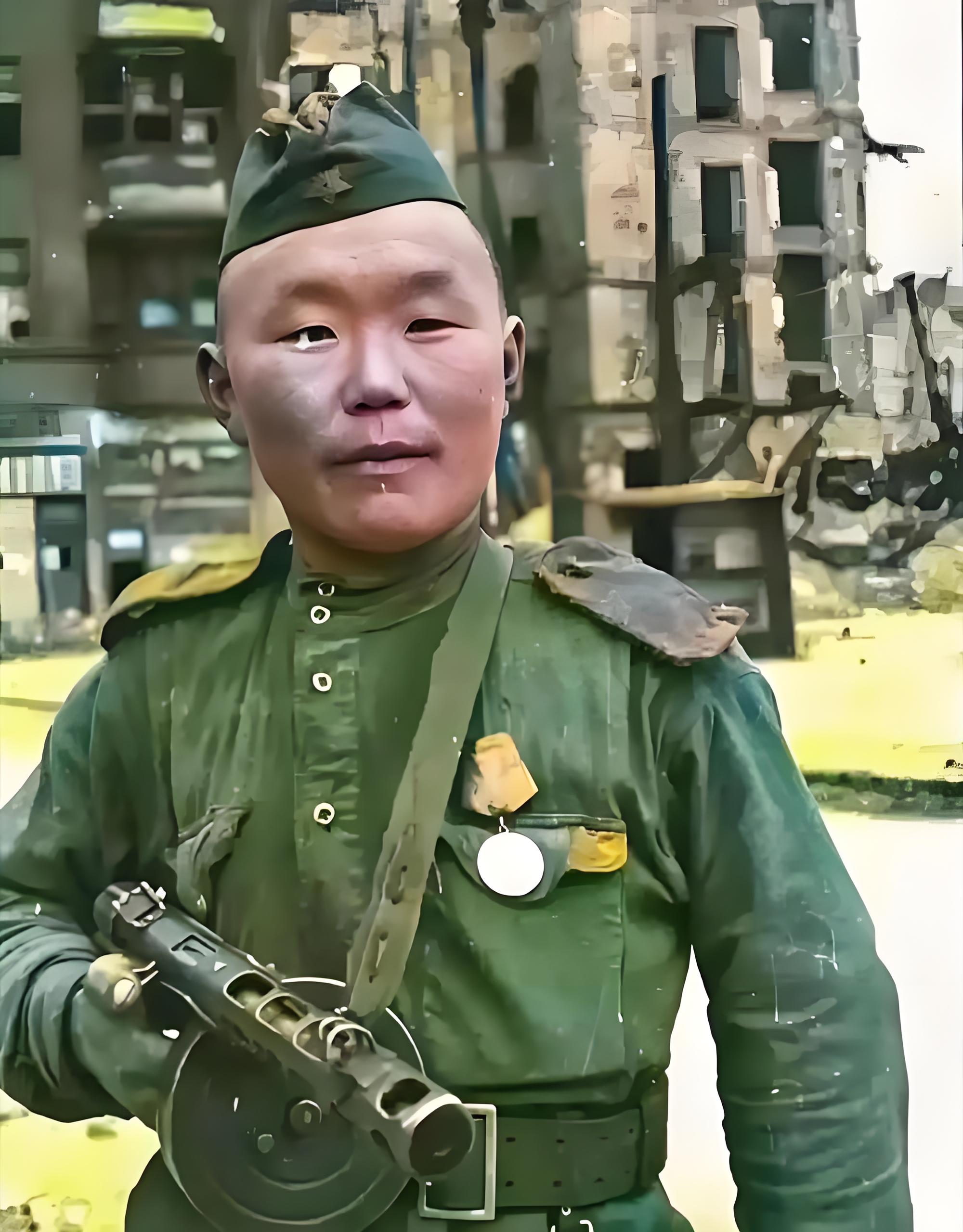 1945年的柏林街头,苏联士兵张着蒙古人特有的面容,在街头巡逻,他手握