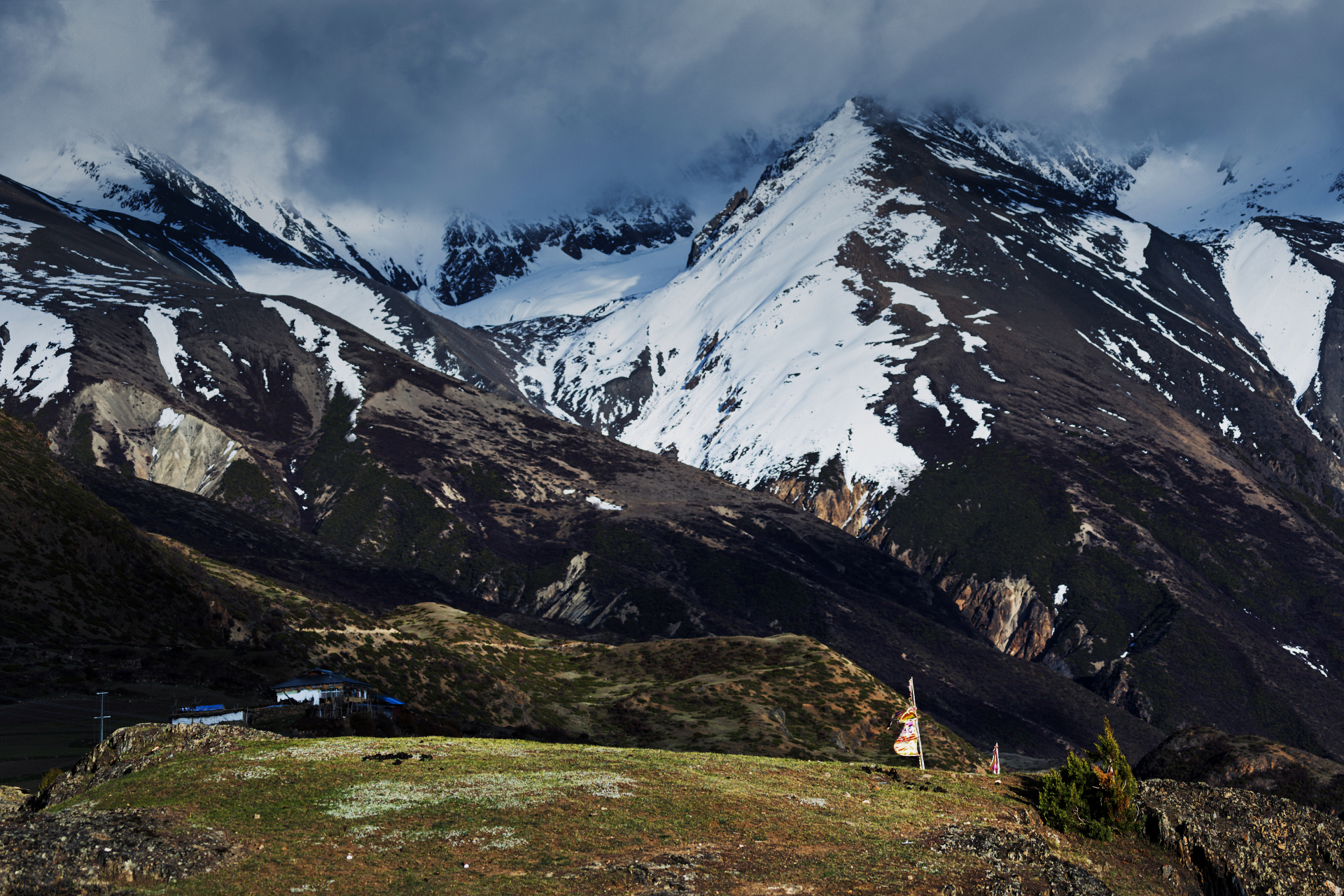 沿318国道翻越海拔4468米的安久拉山进入西藏昌都八宿县境内后,向左顺