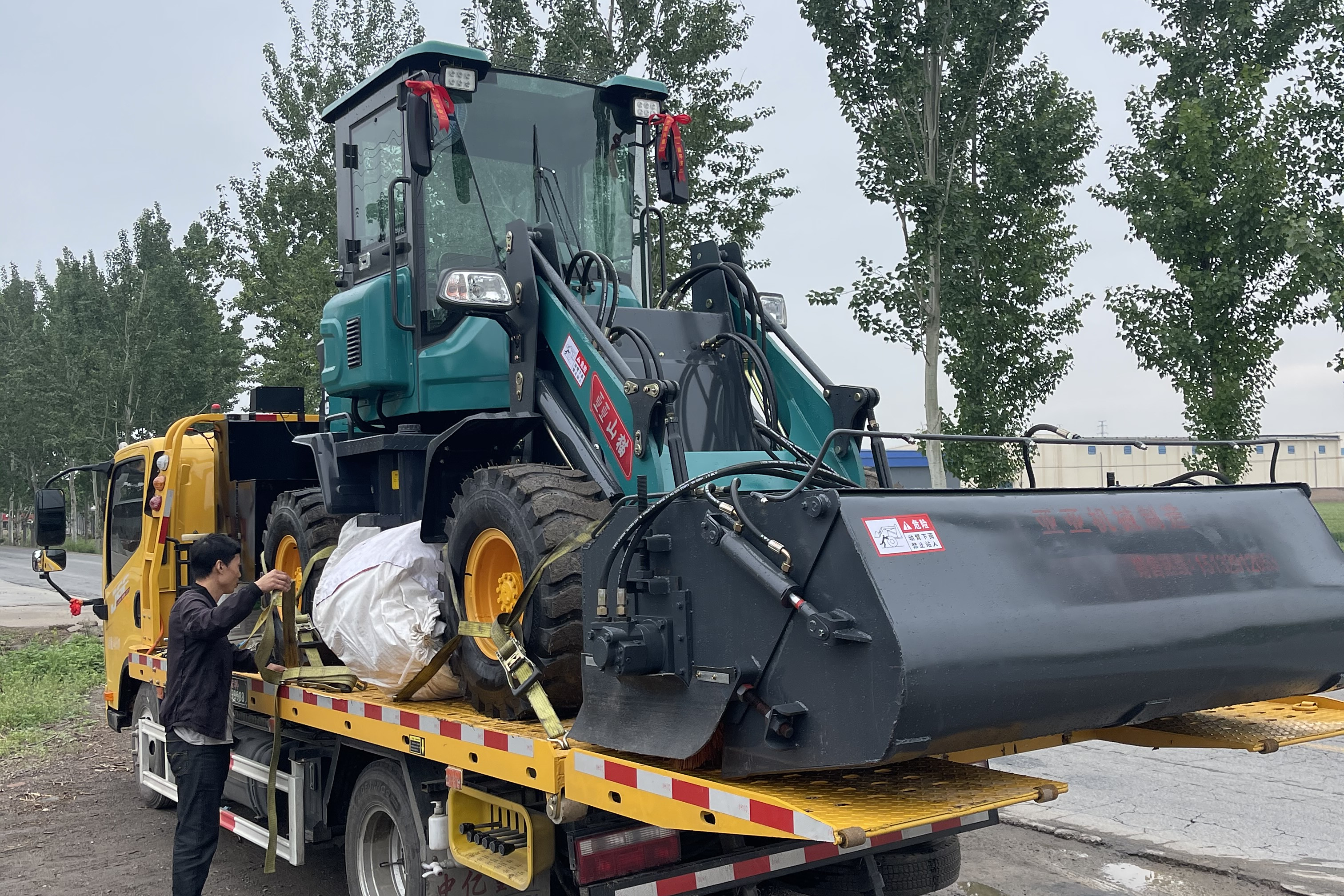 铲车路面清扫机,工地清洁的神器!集环保,安全于一身的高效工具