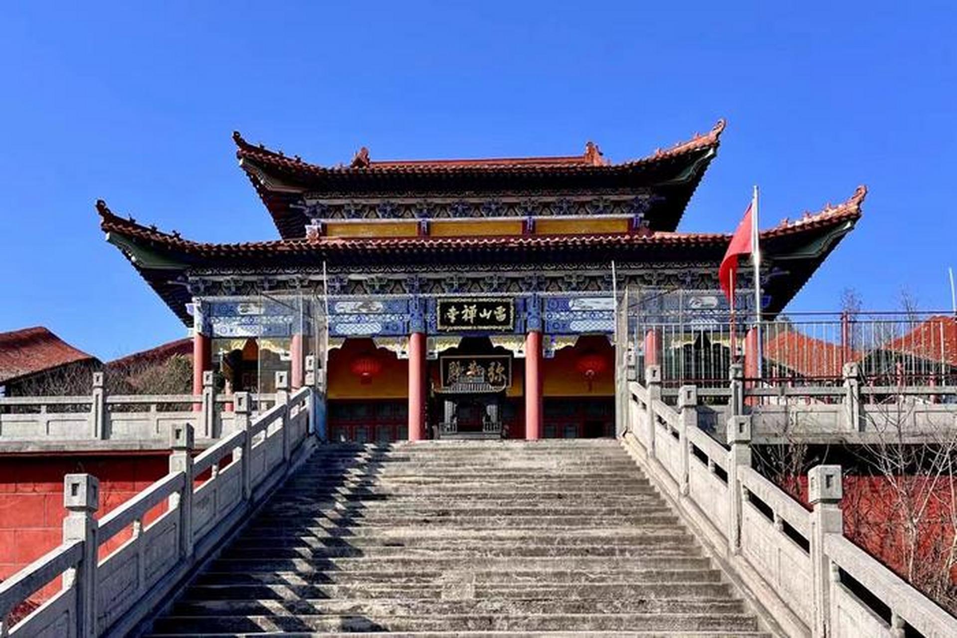 雷山风景区位于湖北东南部,集森林公园,风景名胜和温泉度假村于一体