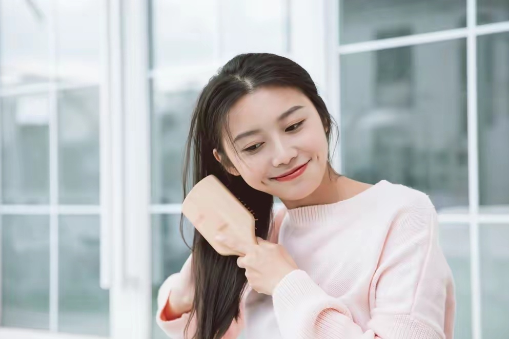 怀孕以后头发最好不要留太长,老话说孕妈妈头发长跟孩子抢营养.