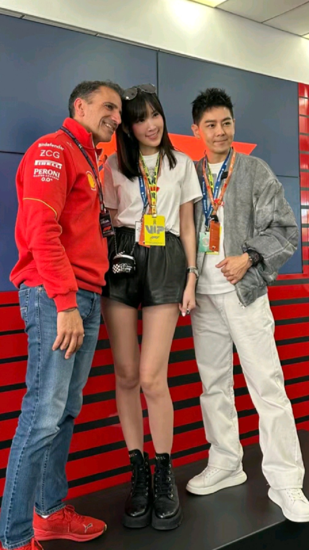 林志颖夫妇现身杭州看赛车,老婆穿鞋比他高