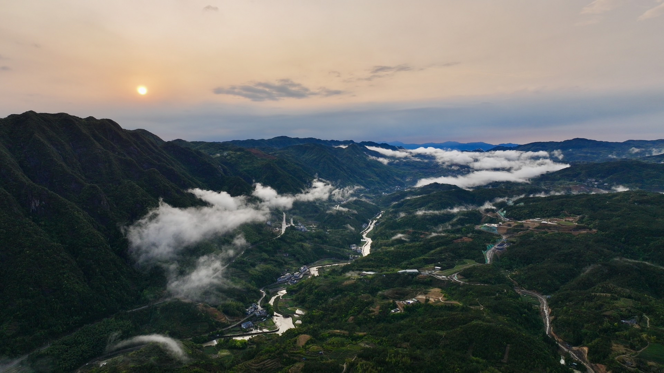 华东大峡谷泰顺廊氡旅游度假区的天气说变就变,时而阳光灿烂,时而风雨
