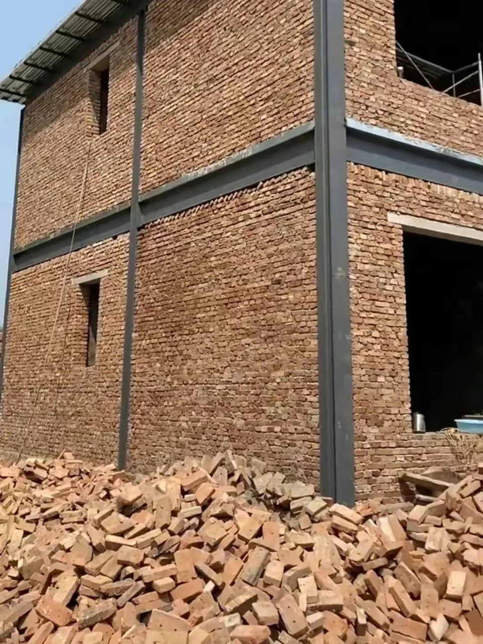 农村老家盖的房子,圈梁全是钢结构,这强度,比钢筋混凝土的抗震效果要