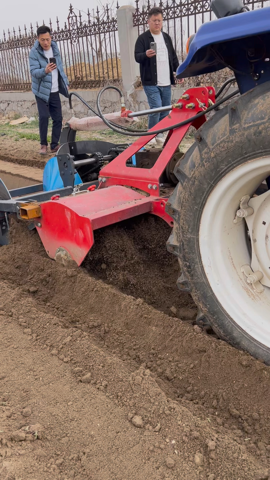 旋耕机改装的起垄机,一次起两个整垄,红薯土豆花生药材蔬菜起垄