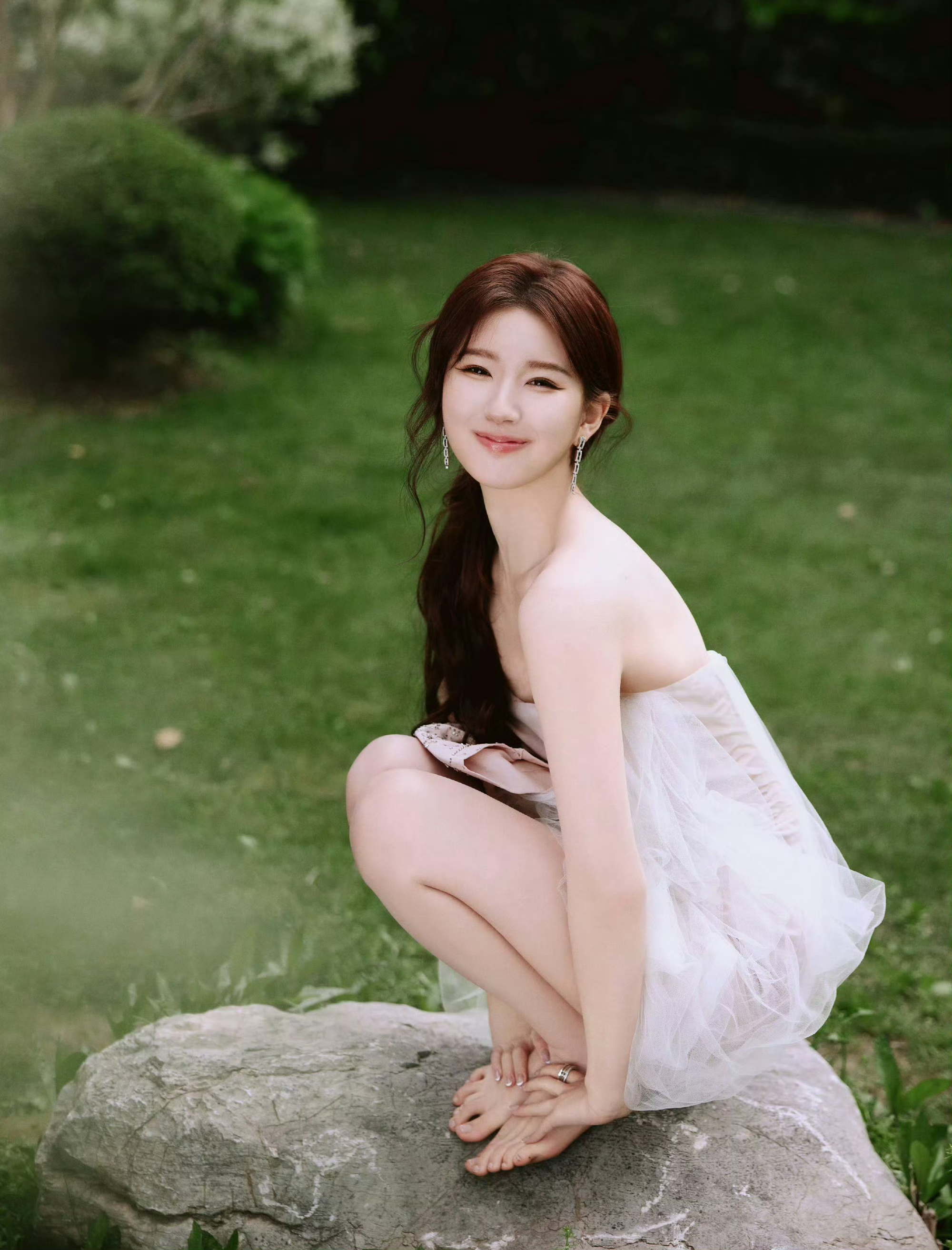 赵露思,抹胸短裙,人美jio也美,好好看呀