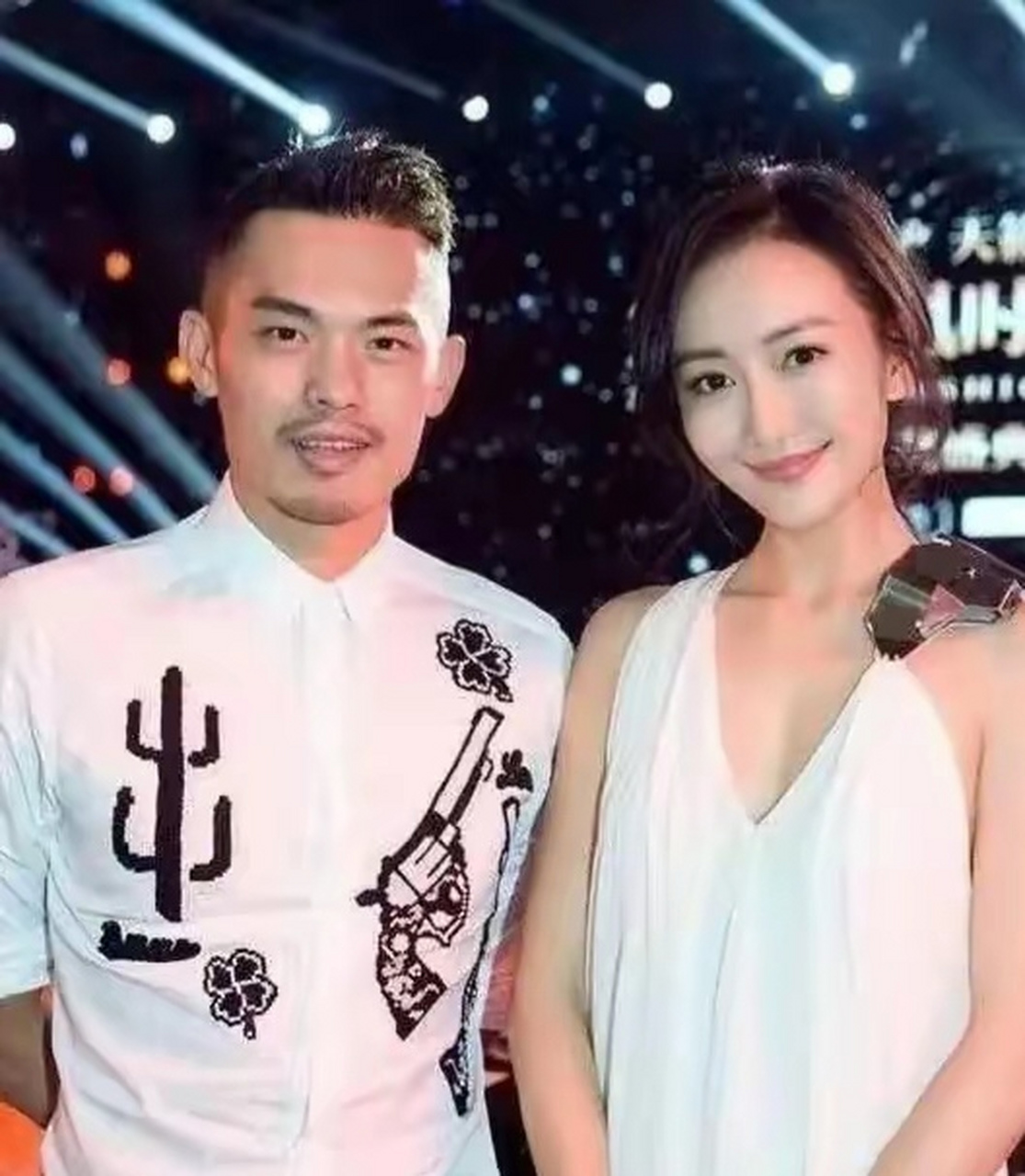 2016年,33岁的林丹在35岁妻子谢杏芳怀孕期间,出 轨了长腿嫩模赵雅淇