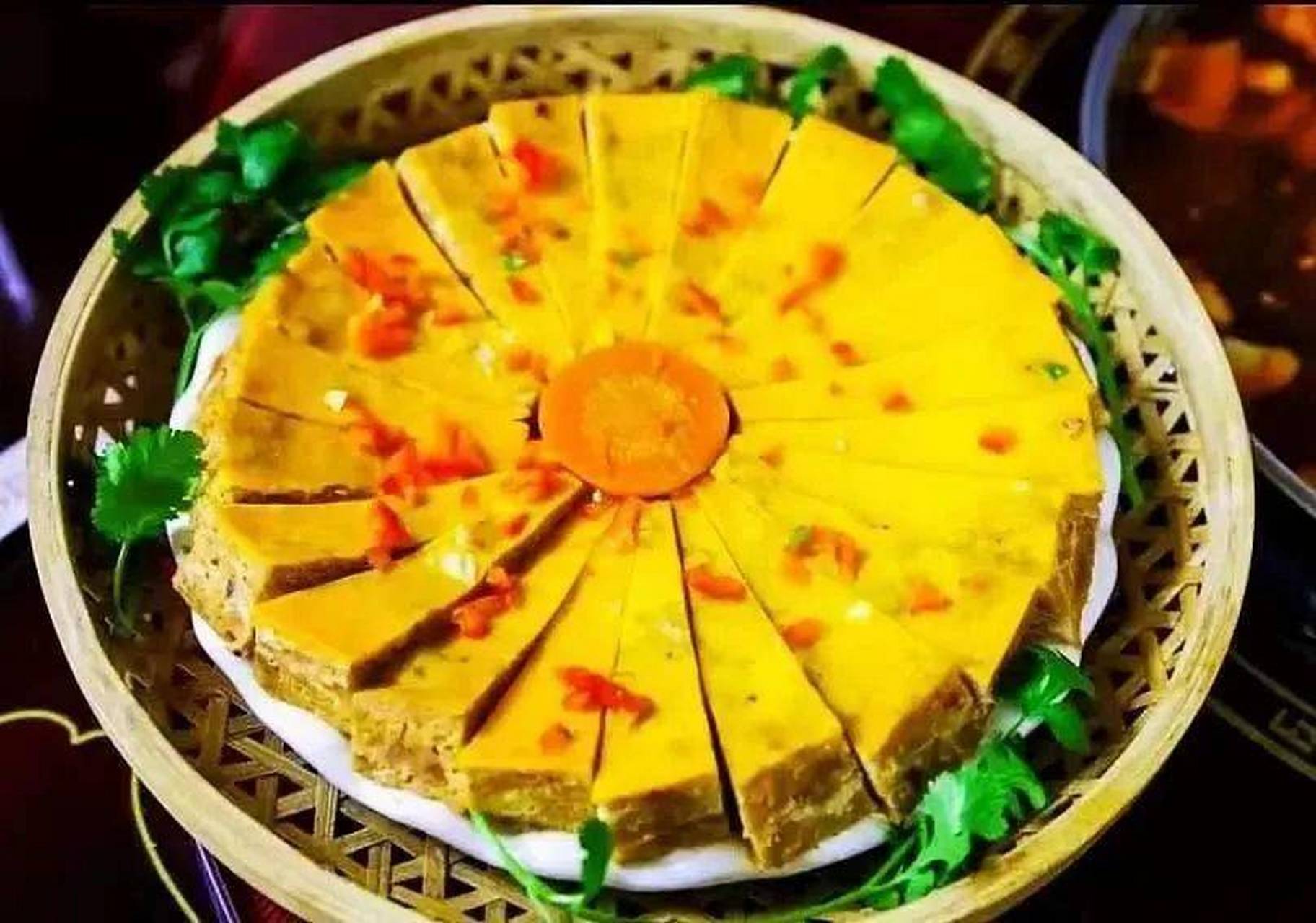 02鸡蛋糕:远安县的传统糕点,口感绵软,味道香甜; 2.