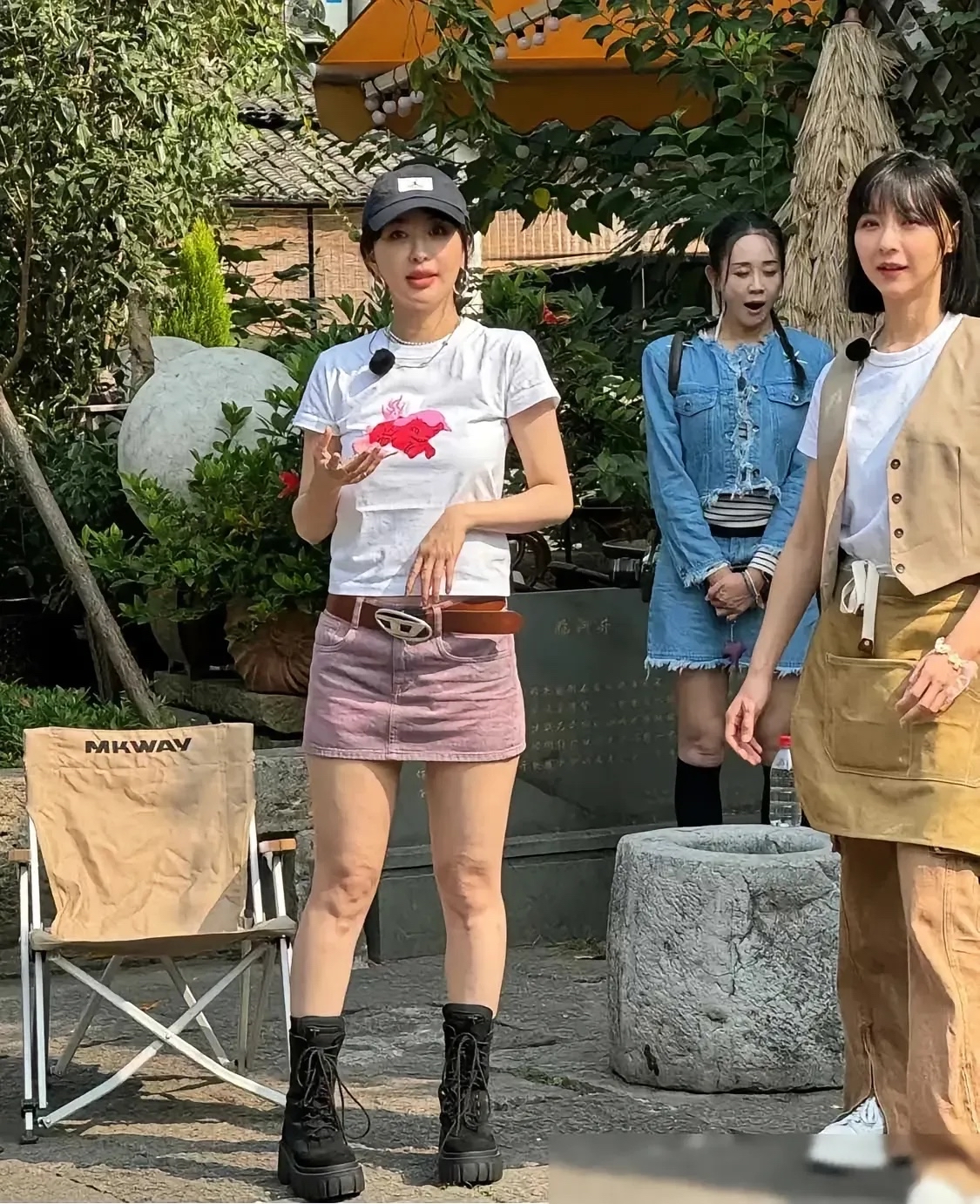 李菲儿上综艺还真不是演的 私下里就是无时无刻的端着架子 这站姿这