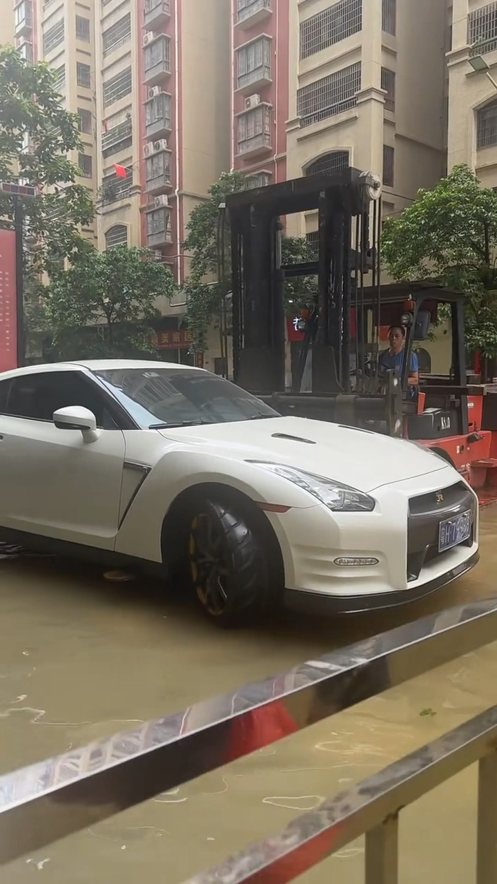 广东连续几天暴雨,百万豪车战神gtr成了泡水车,车主直接哭晕了