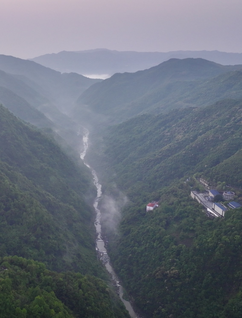 华东大峡谷泰顺廊氡旅游度假区的天气说变就变,时而阳光灿烂,时而风雨