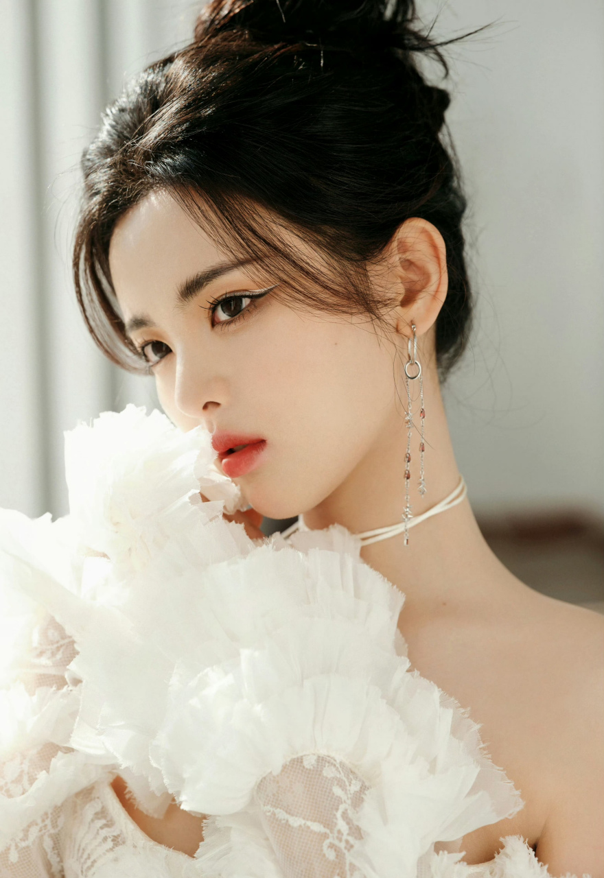 杨超越,蕾丝抹胸裙,超好看!