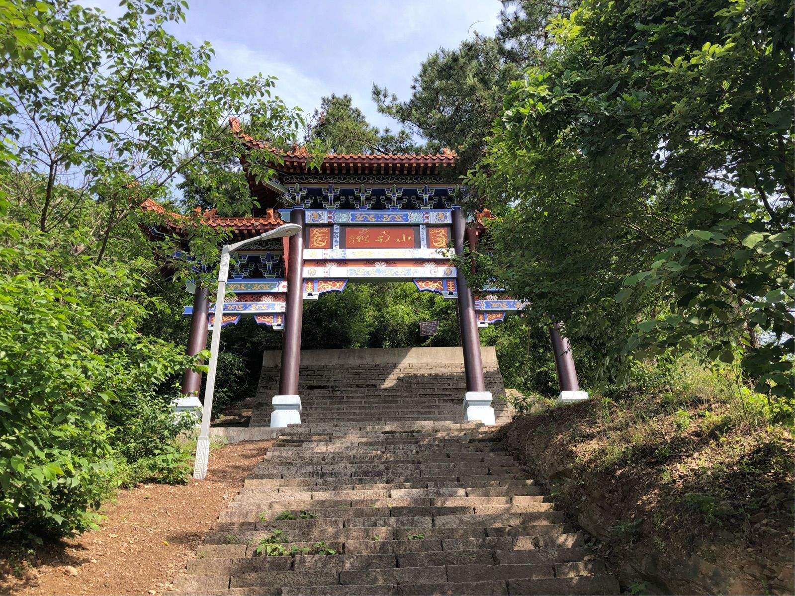 南岳山,这座素有"皖西名山"之誉的山脉,位于霍山县城南2.5公里处.