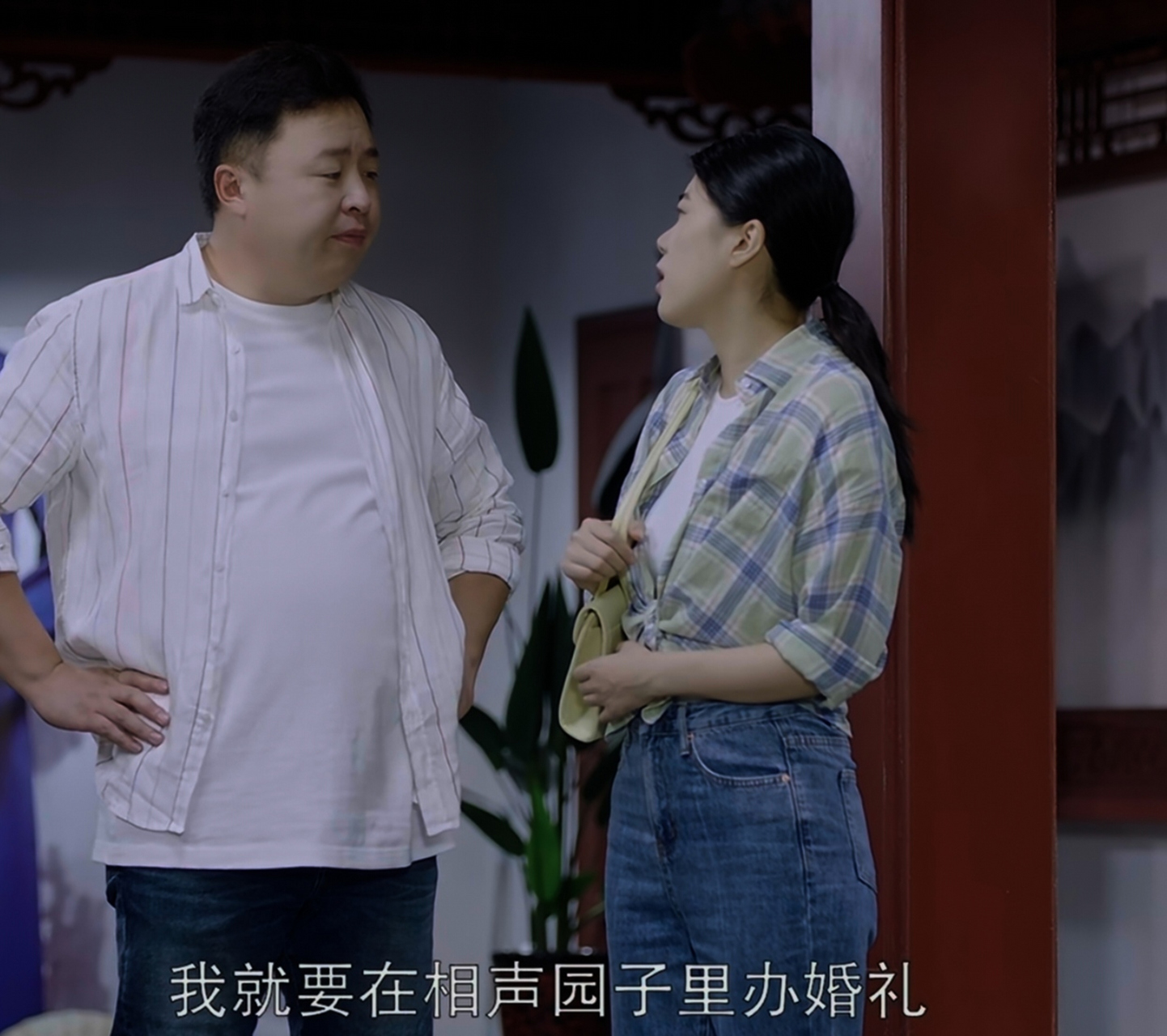太逗了,脱口秀演员杨笠和相声演员阎鹤祥饰演新婚夫妻,两大喜剧社也算