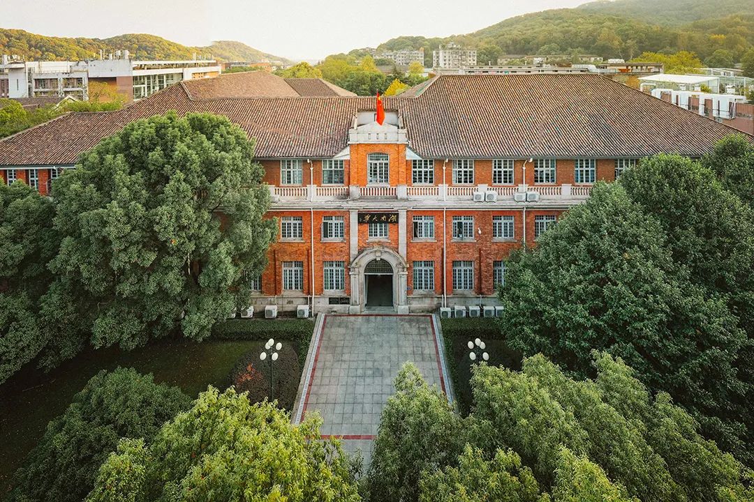 在其原址上,以老湖南大学土木系为基础,与原武汉大学,南昌大学,广西