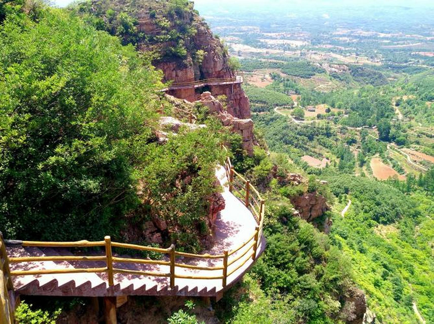 阿婆寨风景区,位于鲁山县西北部