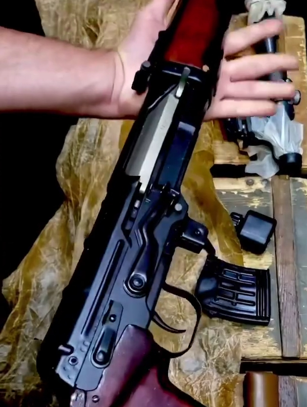 它是俄制经典狙击武器 设计简洁耐用 配备瞄准镜适用远距离射击