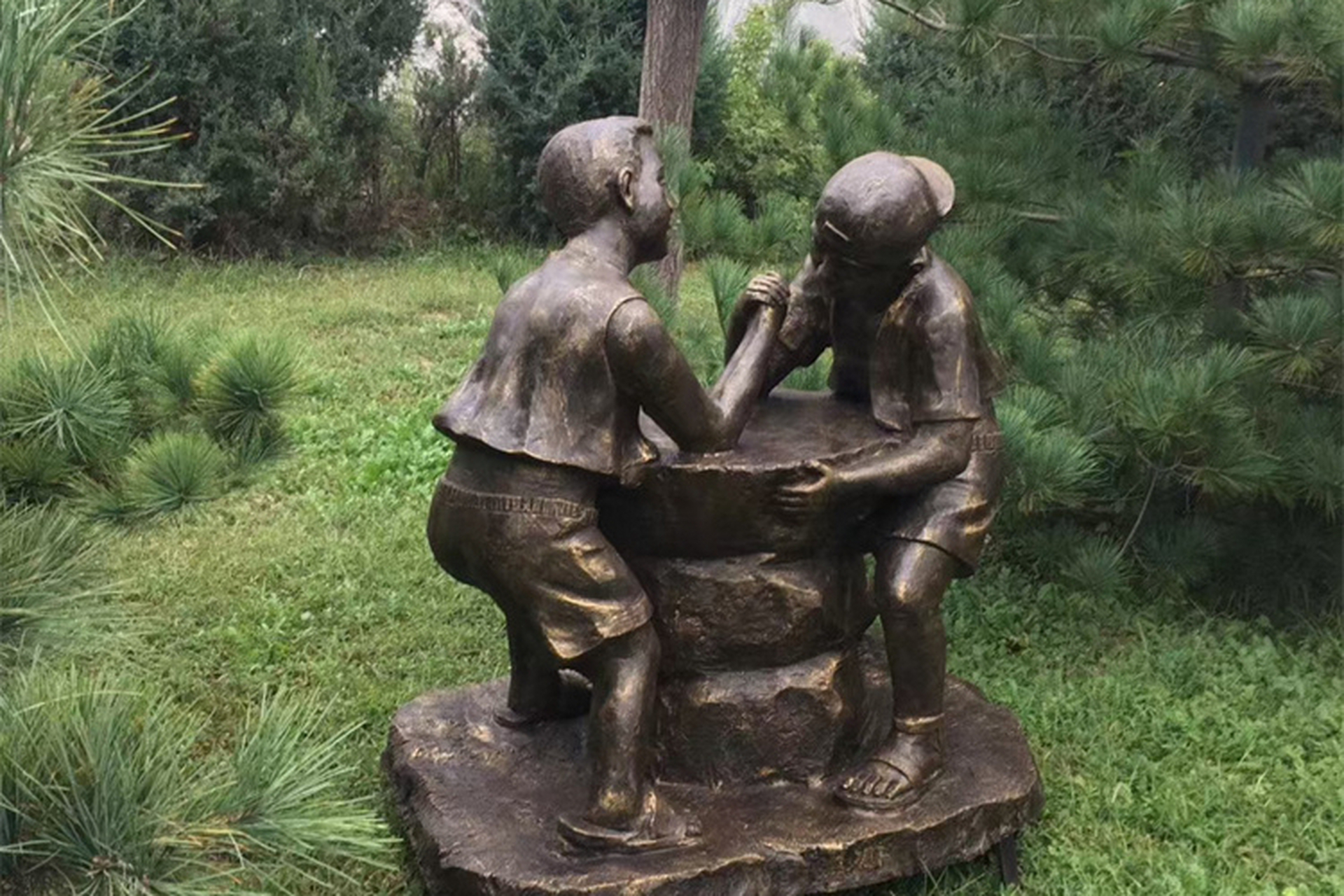 [原文:玻璃钢小孩掰手腕雕塑