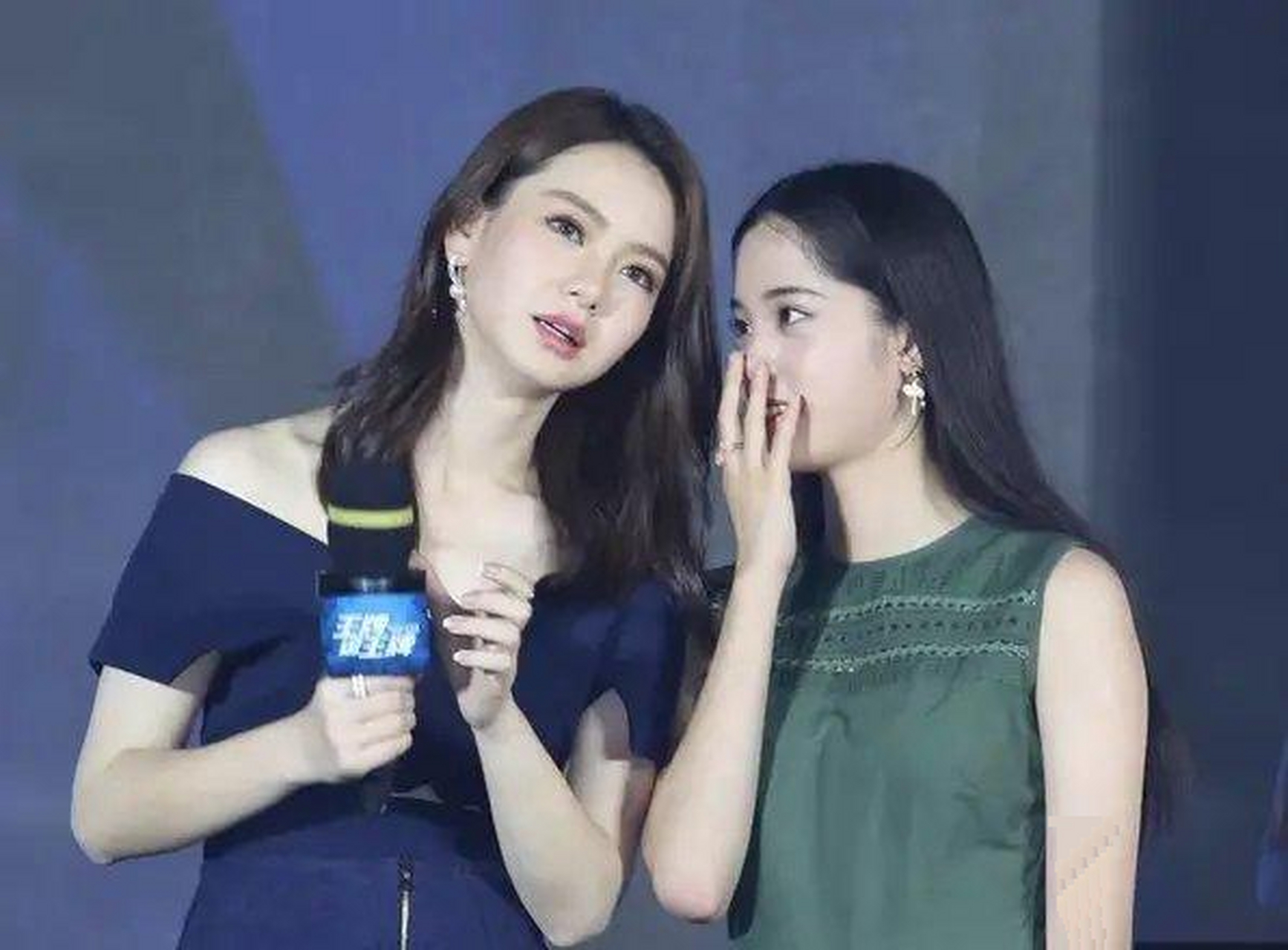 36岁戚薇同框20岁欧阳娜娜,相差16岁赢得太优越!戚薇是辣妈一枚