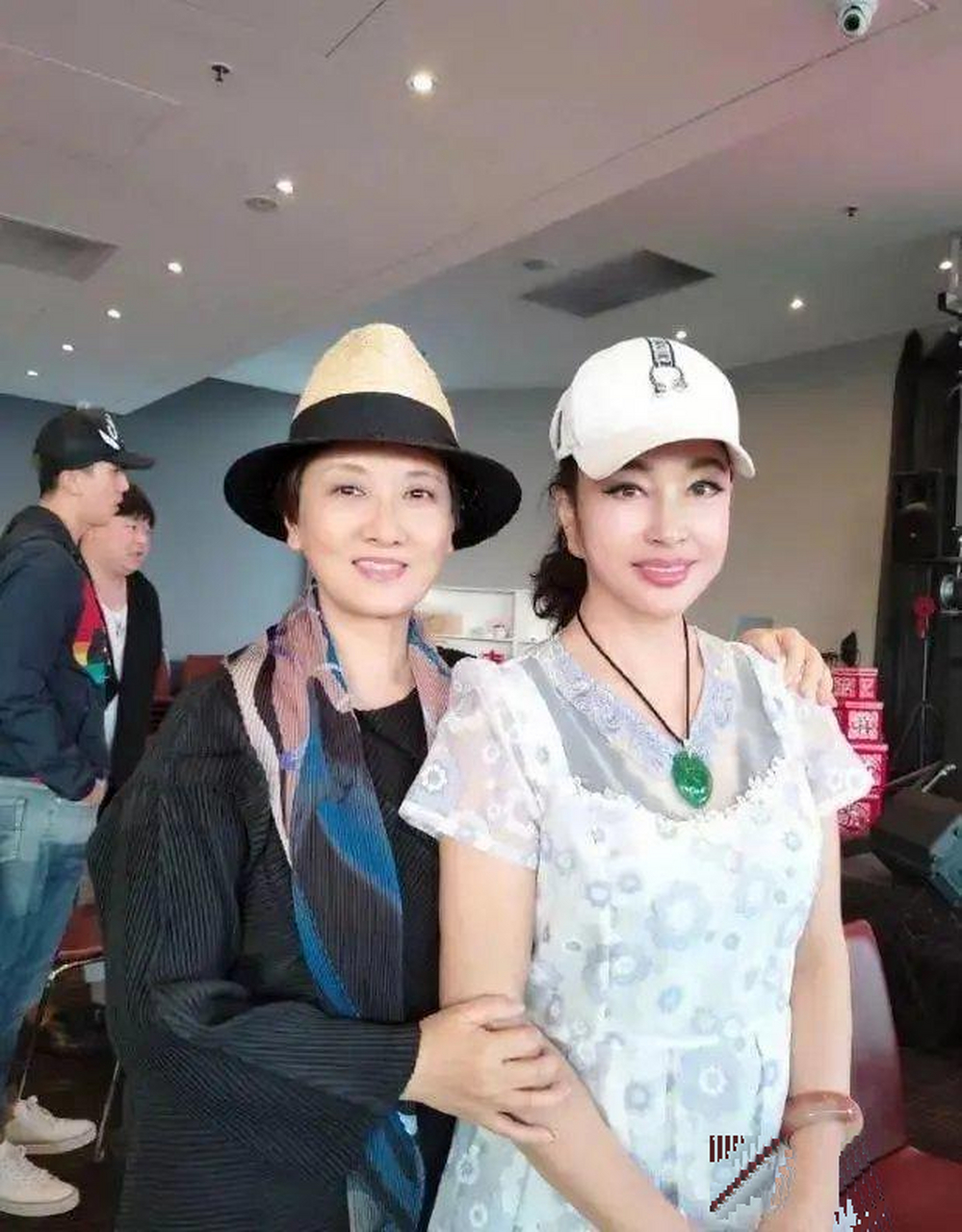 邓婕和刘晓庆两代王熙凤同框,自然老去与保养过度的差距很真实!