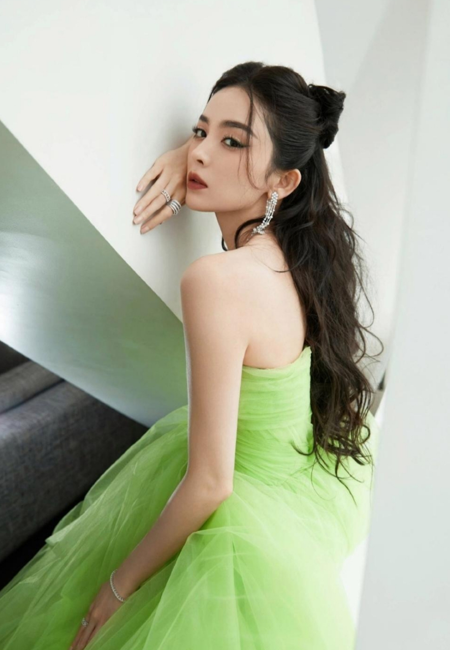 古力娜扎也太美了,一袭抹胸绿纱裙搭配微卷长发,清新脱俗,妩媚动人!