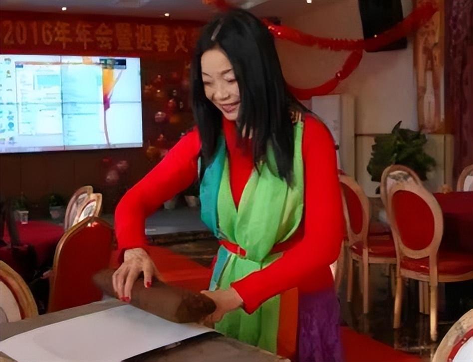 2016年,23岁小伙痴恋46岁离异大妈,相识2月闪婚,后来如何?