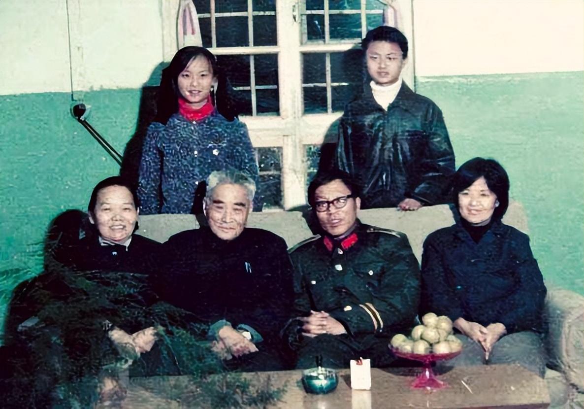 黄维那时的妻子是杭州高管蔡忠初的女儿蔡若曙,两人邂逅时,29岁的黄维