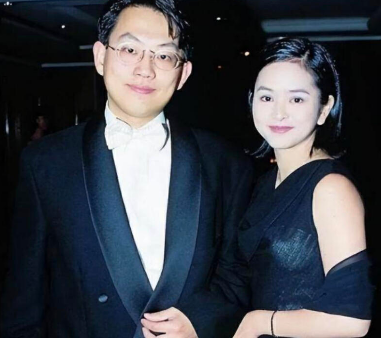 此后鲜花重金,嘘寒问暖,浪漫约会,叶蕴仪到哪里拍戏,陈柏浩就到哪里