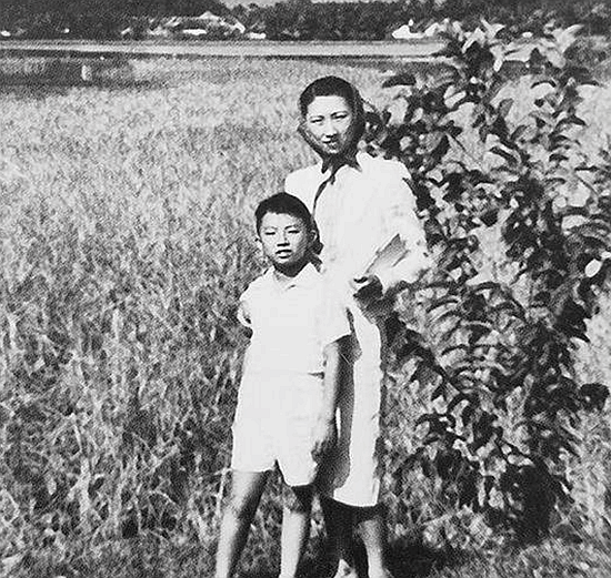 赵一荻亲自送儿子赴美