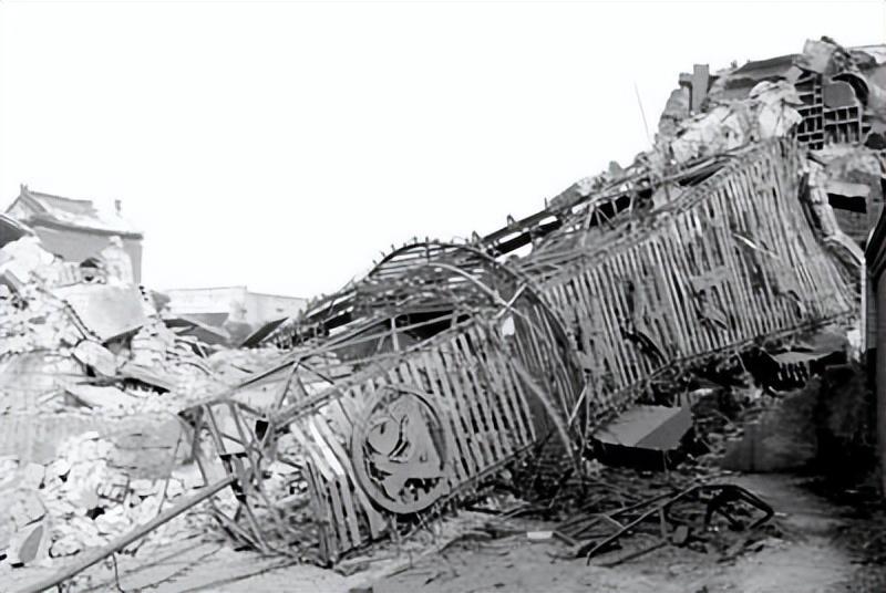 回顾:84岁老人去世,生前节俭吃咸菜度日,家中角落发现97万现金