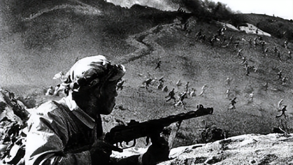 淮海战役,一国军士兵扛走解放军一麻袋馒头,动员回来一个排投诚