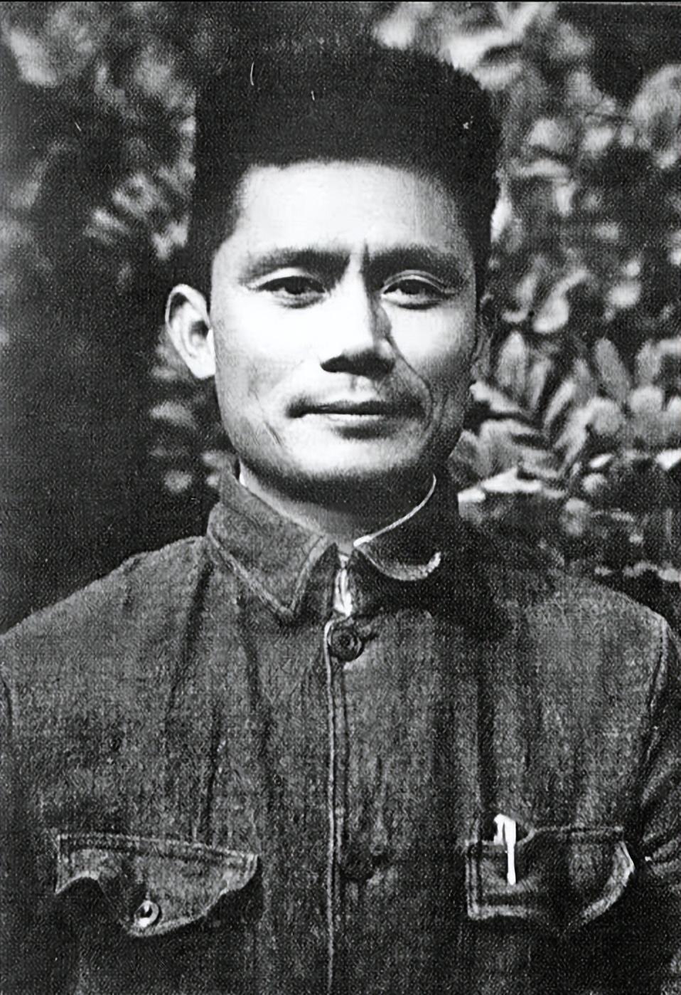 1946年叶挺遇难时,飞机上另有三人职位在叶挺之上,他们都有谁?