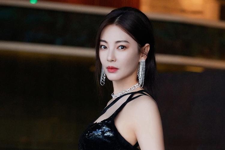 但是呢,两人的气质还是差很多的.看脸型和下巴,简直就是双胞胎啊!