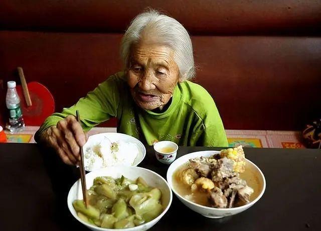 人老了,不在于吃饭和运动,55岁以后,请记住这7条"长寿原则"