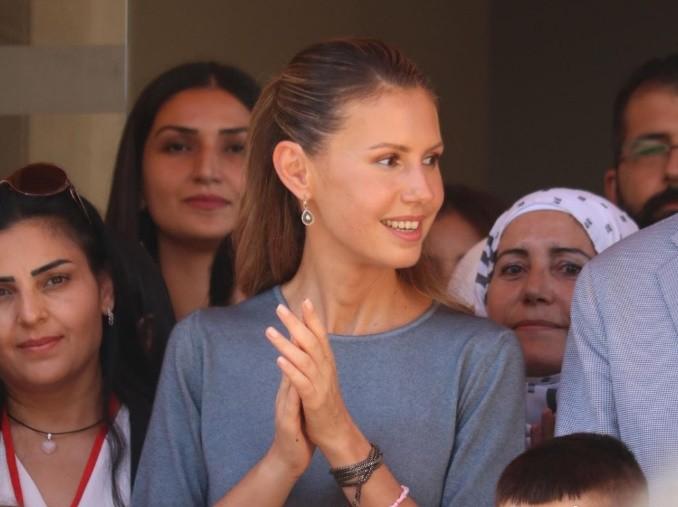 叙利亚第一夫人罕见露面:"沙漠玫瑰"粉裙卷发,完全看不出48岁