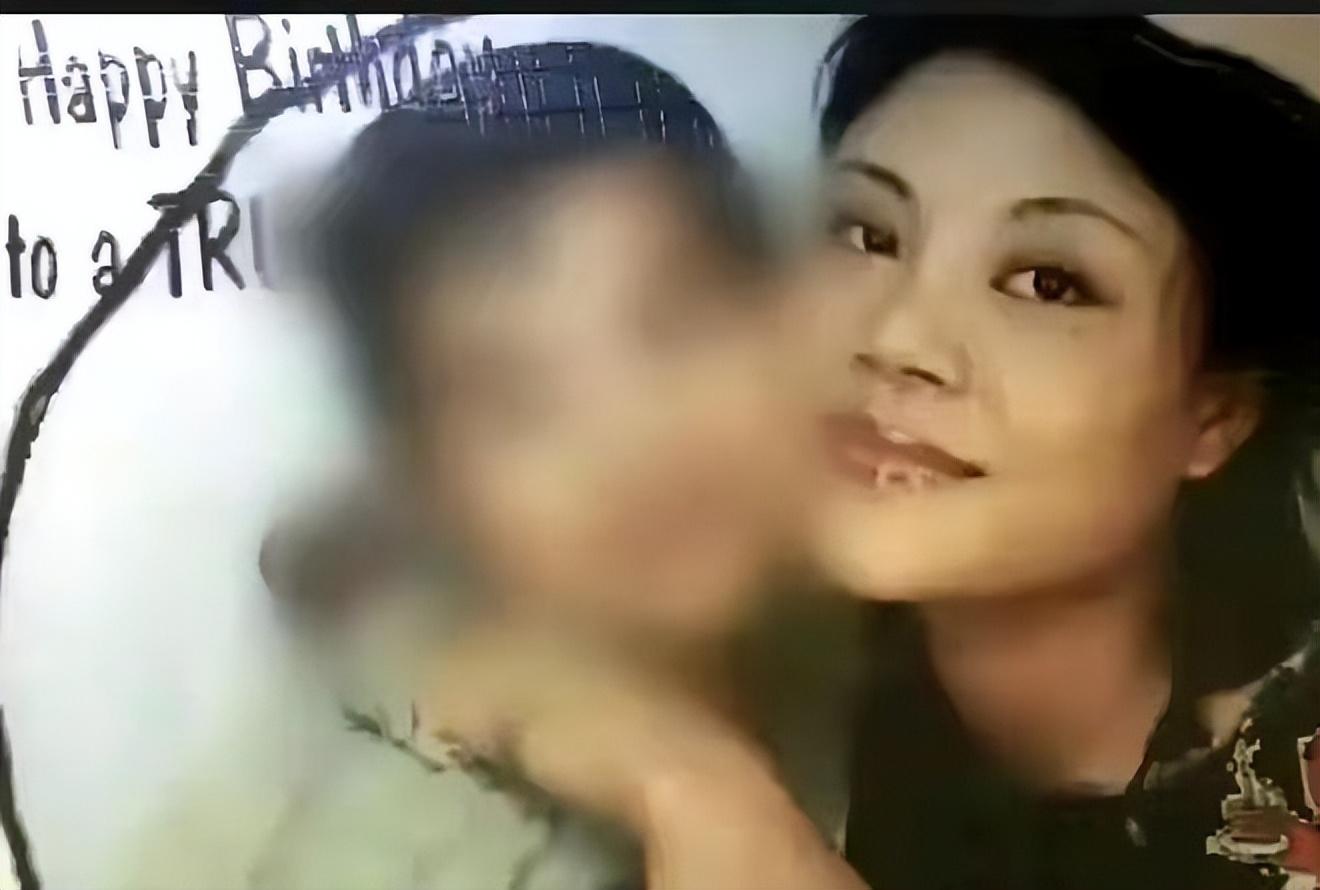 在陈斌5岁时便与其父亲陈志坚离婚,离婚后王慧芳便再也没有与陈斌父子