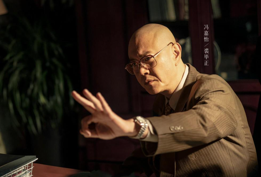 于是他动用自己的人际关系,认识了导演滕华涛,滕华涛一看这样一个老板