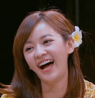 不久后,杨坤被狗仔拍到开车去酒吧接男性朋友,甚至两人共度了一整晚.